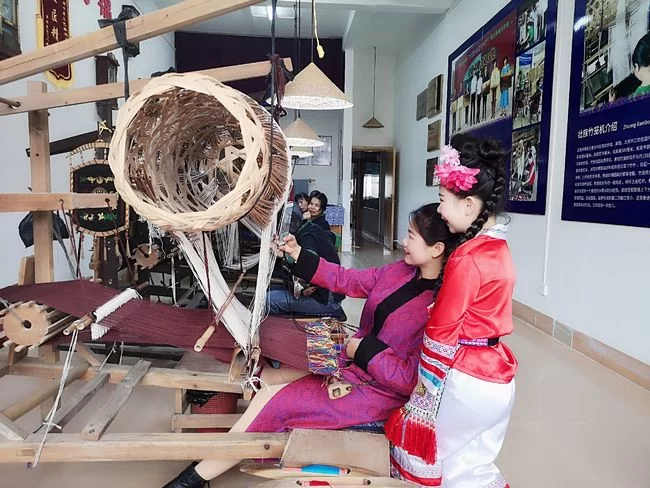 中国工艺美术大师谭湘光“非遗传承基地”挂牌(图4) 中国工艺美术大师谭湘光“非遗传承基地”挂牌