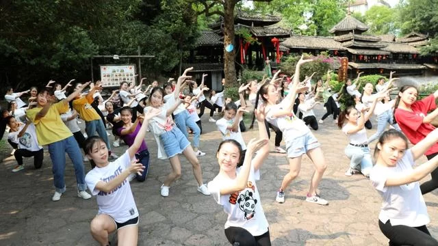 传承壮乡文脉,广西非遗保护工作硕果累累(图2) 排练舞蹈