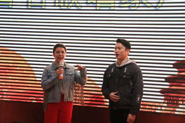 中国青年歌唱家严当当担任广西百色文化推广大使(图2) 严当当与百色文艺工作者交流演唱技巧