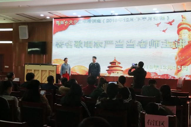 中国青年歌唱家严当当担任广西百色文化推广大使(图3) 严当当与百色文艺工作者进行交流