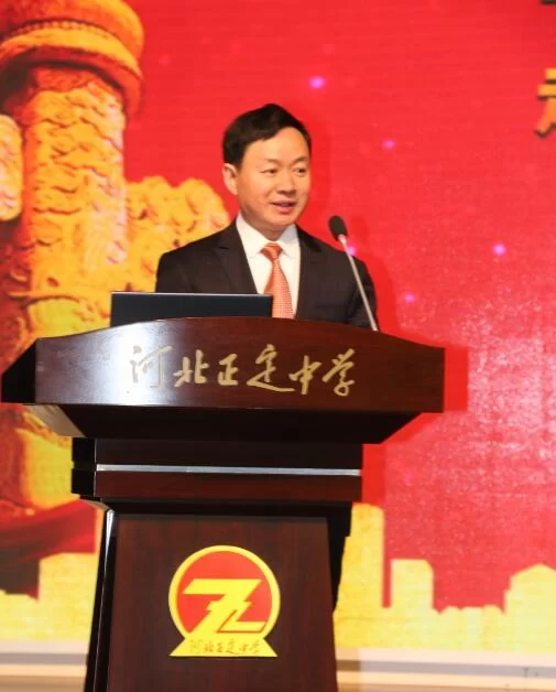 歌曲《中国梦》首发仪式暨蒋开儒“新时代,中国梦·我的梦”演讲在河北正定中学举行(图4) 歌曲《中国梦》策划、出品人岳晓峰讲话