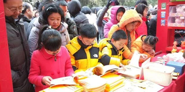 小人书 大世界&mdash;&mdash;原创故事连环画在地坛展现中华文化力量