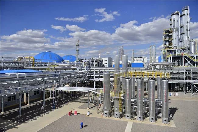 陕西榆阳:向老百姓提交高质量发展的“幸福答卷”(图2) 未来能源煤制油合成生产装置区