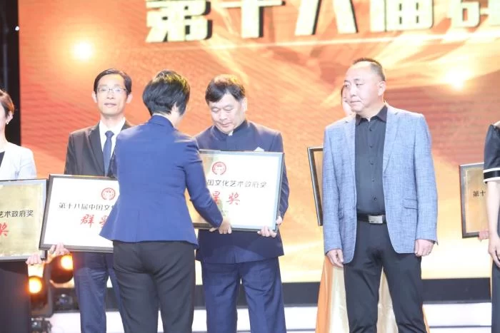 壮族舞蹈《打扁担》喜获群星奖 壮乡群众文艺创造喜结硕果(图1) 壮族舞蹈《打扁担》喜获群星奖 壮乡群众文艺创造喜结硕果(图1)