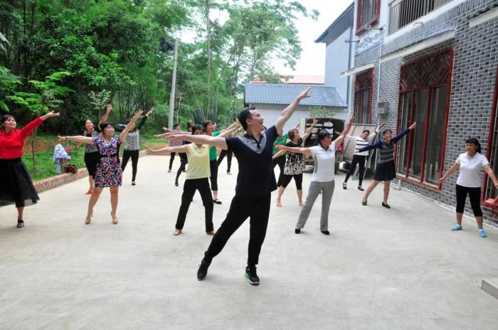 壮族舞蹈《打扁担》喜获群星奖 壮乡群众文艺创造喜结硕果(图6) 壮族舞蹈《打扁担》喜获群星奖 壮乡群众文艺创造喜结硕果(图6)