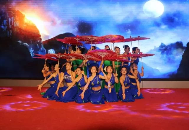 榆林职院师范教育系＂感恩有你，昂首前行＂毕业汇演成功举办(图1)