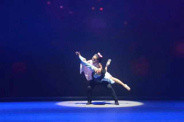 舞剧《爸爸的礼物》拉开第三届东莞全民尚艺节序幕(图3) 舞剧《爸爸的礼物》拉开第三届东莞全民尚艺节序幕(图3)