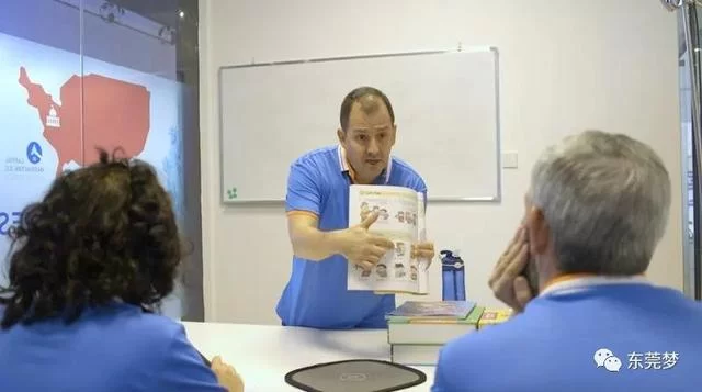 来自哥伦比亚的"高飞先生",热忱为东莞纠正英文路标(图4) 来自哥伦比亚的"高飞先生",热忱为东莞纠正英文路标(图4)