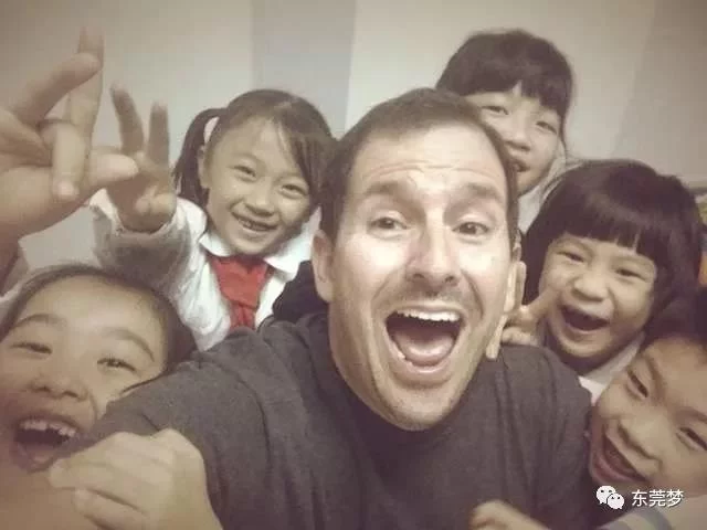 来自哥伦比亚的"高飞先生",热忱为东莞纠正英文路标(图5) 来自哥伦比亚的"高飞先生",热忱为东莞纠正英文路标(图5)