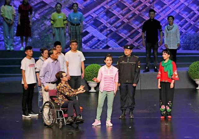 红色轻骑兵 扶贫大爱戏：山西省曲艺团原创喜剧《枣花》晋京展演反响热烈(图2)