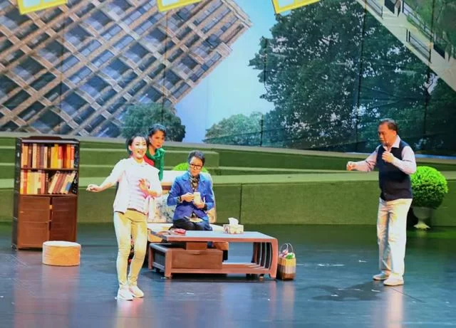 红色轻骑兵 扶贫大爱戏：山西省曲艺团原创喜剧《枣花》晋京展演反响热烈(图1)