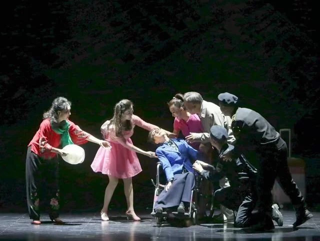 红色轻骑兵 扶贫大爱戏：山西省曲艺团原创喜剧《枣花》晋京展演反响热烈(图3)