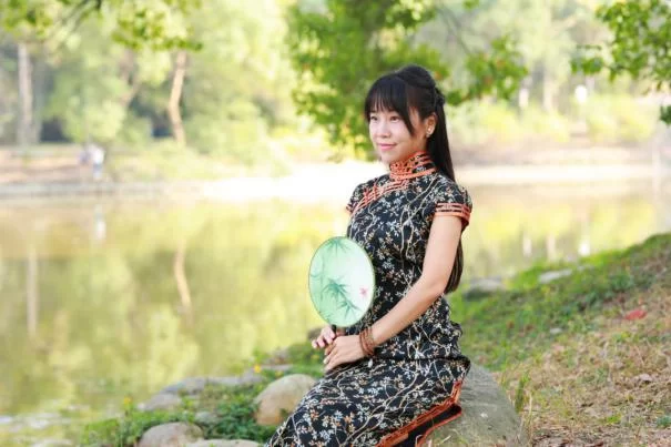 王晓燕国画作品走进中国高铁(图1)