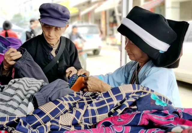 用有温度的作品助力脱贫攻坚——广西、百色两级文联组织作家赴隆林采风侧记(图8)