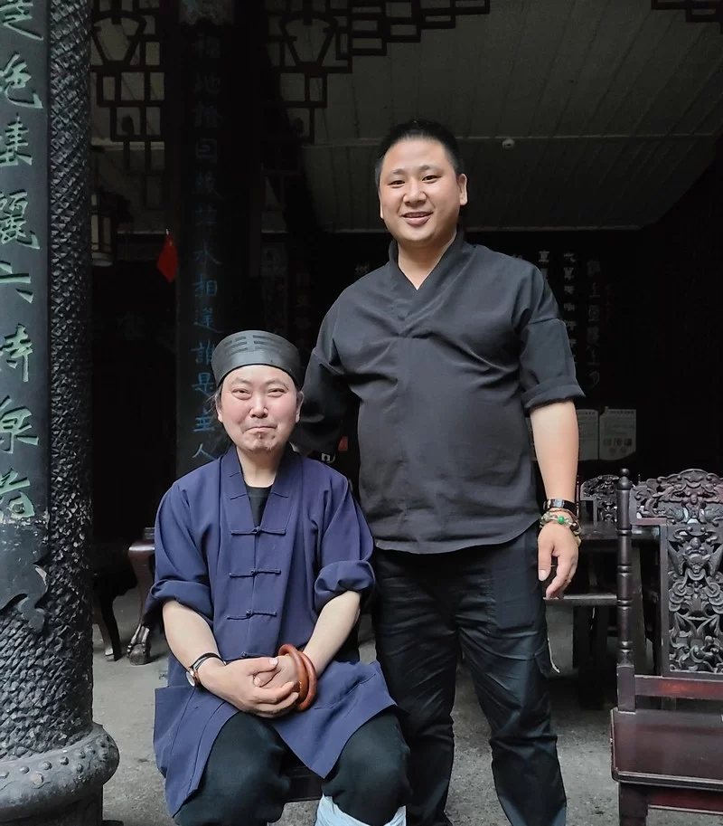 王志强(站立者)在青城山天师洞拜访卜易大师王道长 王志强(站立者)在青城山天师洞拜访卜易大师王道长