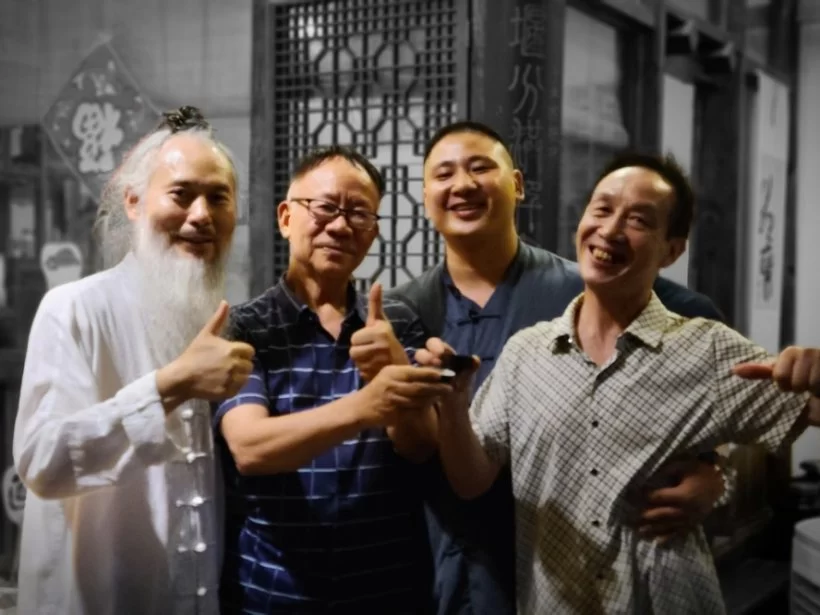 王志强与四川大学、西南民族大学教授,道学学者论道后合影 王志强与四川大学、西南民族大学教授,道学学者论道后合影