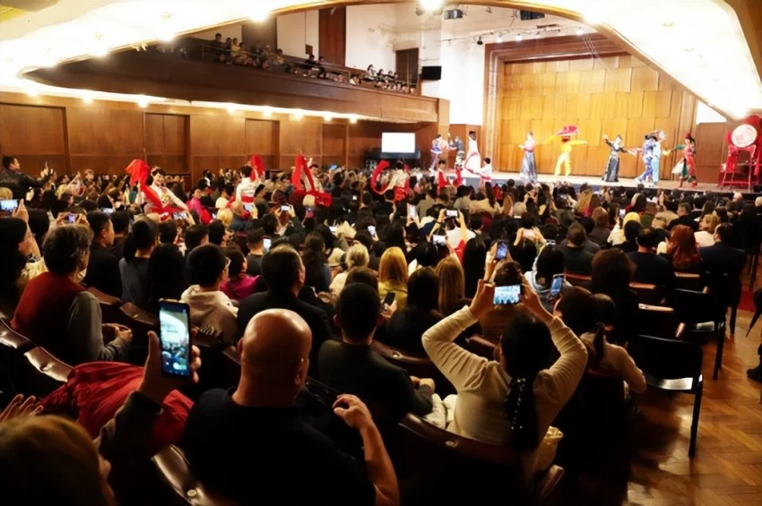 塞尔维亚奏响新春乐章——2025年欢乐春节演出活动在贝尔格莱德举行(图4)