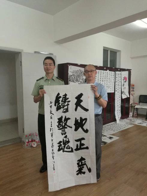 卓越书画院开展"献礼建党95周年送书画进军营"活动(图7) 卓越书画院开展"献礼建党95周年送书画进军营"活动(图7)