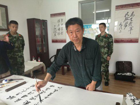 卓越书画院开展"献礼建党95周年送书画进军营"活动(图6) 卓越书画院开展"献礼建党95周年送书画进军营"活动(图6)