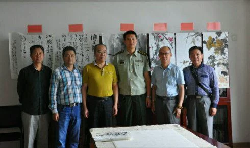 卓越书画院开展"献礼建党95周年送书画进军营"活动(图1) 卓越书画院开展"献礼建党95周年送书画进军营"活动(图1)