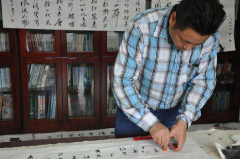 卓越书画院开展"献礼建党95周年送书画进军营"活动(图4) 卓越书画院开展"献礼建党95周年送书画进军营"活动(图4)