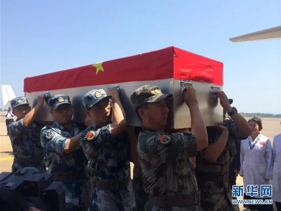 接运南苏丹维和烈士灵柩飞机启程回国(高清组图)(图1) 接运南苏丹维和烈士灵柩飞机启程回国(高清组图)(图1)