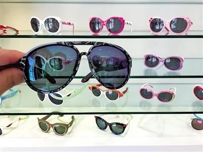 儿童太阳镜问题一大堆 部分太阳镜还可能诱发近视(图1) 儿童太阳镜问题一大堆 部分太阳镜还可能诱发近视(图1)