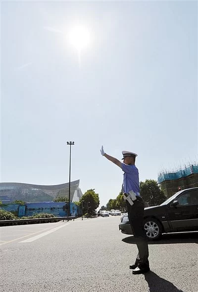 成都“焦警”战酷暑斗高温 每天少不了3瓶藿香正气液(图1)