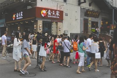 成都春熙路“最火爆”小吃店 门口长队很多都是托(图1)