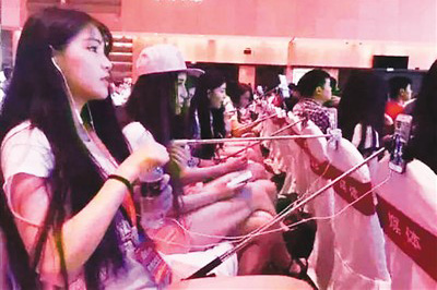 美女变＂媒体＂边拍边工作 ＂网红+发布会＂能改变什么?(图1)