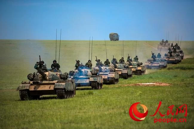 决战朱日和：金戈铁马军旗红 沙场点兵炮声隆(图1)