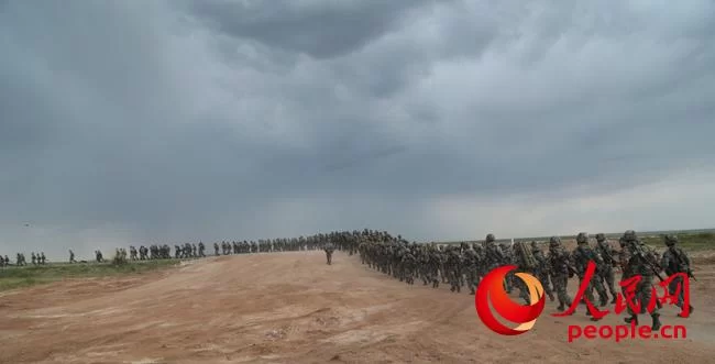 决战朱日和：金戈铁马军旗红 沙场点兵炮声隆(图2)