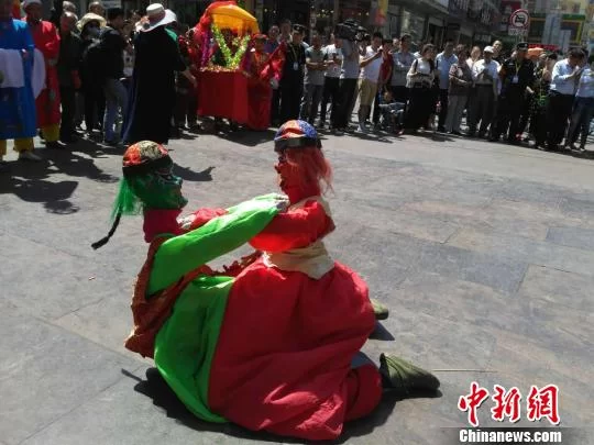 山西“二鬼摔跤”传承人谈后继无人 哽咽落泪 山西“二鬼摔跤”传承人谈后继无人哽咽落泪(图)