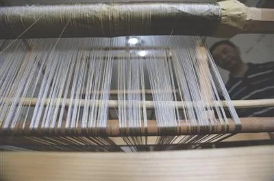 纺织活化石!古蜀锦制造“大功臣”修复(图2) 修复的丁桥织机上使用的丝线