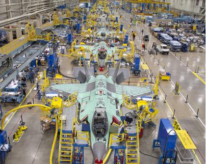 F-35战斗机的生产线。要最终批量生产，需要层层把关，不断地进行修改和实验。