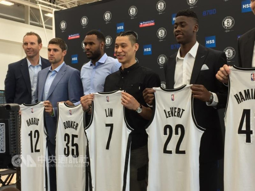 美国职篮NBA布鲁克林篮网队总教练艾特金森21日表示,他相信林书豪(左4)已准备好承担重任,新球季就是他职篮生涯的黄金时期。图为林书豪7月20日拿着球衣正式加入篮网队。(“中央社”档案照片) 点击进入下一页