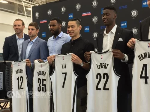 美国职篮NBA布鲁克林篮网队总教练艾特金森21日表示,他相信林书豪(左4)已准备好承担重任,新球季就是他职篮生涯的黄金时期。图为林书豪7月20日拿着球衣正式加入篮网队。(“中央社”档案照片) 点击进入下一页