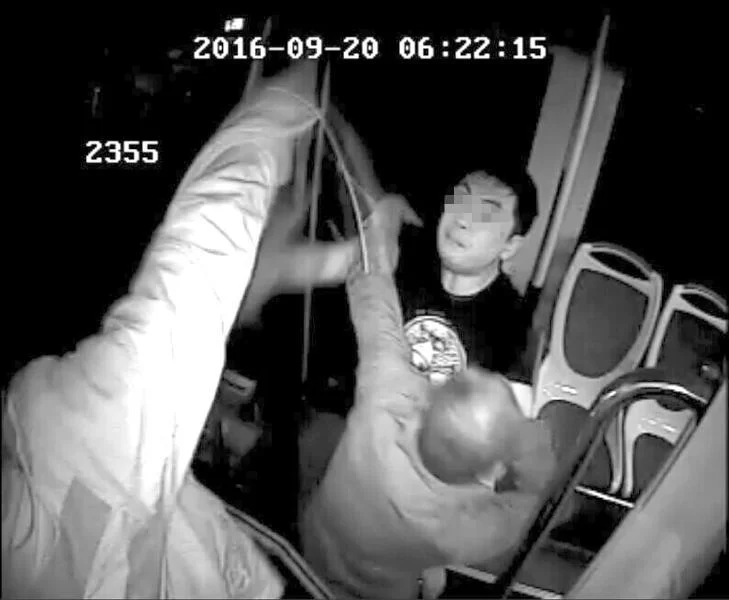 公交司机不抢黄灯 男乘客不满竟提伞暴打(图)(图1) 点击进入下一页