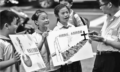 我国成年吸烟者高达3.16亿,每年死于吸烟相关疾病者近100万(图1) 我国成年吸烟者高达3.16亿,每年死于吸烟相关疾病者近100万(图1)