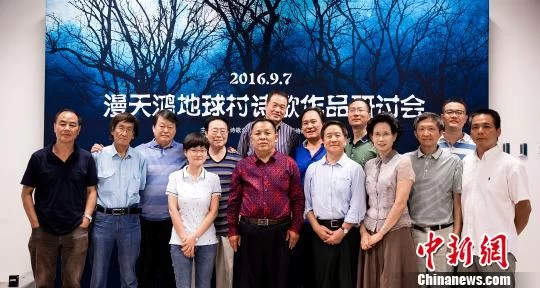 黄怒波谈“诗歌已死” 赞地球村诗集彰显新方向(图1) 黄怒波谈“诗歌已死”赞地球村诗集彰显新方向