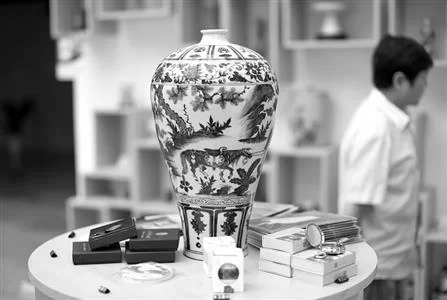 国宝“萧何梅瓶”仿品无死角展示引争议(图1) 点击进入下一页