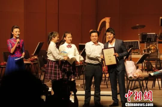 音乐会上,兰州市常务副市长俞敬东现场颁发聘书,正式聘请国际钢琴大师、联合国和平大使郎朗为“兰州蓝”国际城市形象推广大使。 史静静 摄 音乐会上,兰州市常务副市长俞敬东现场颁发聘书,正式聘请国际钢琴大师、联合国和平大使郎朗为“兰州蓝”国际城市形象推广大使。 史静静 摄