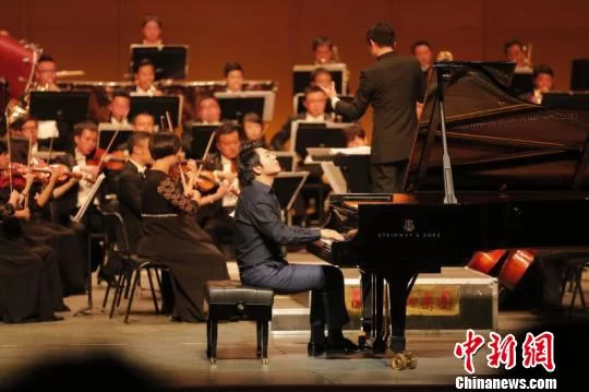 郎朗任“兰州蓝”国际城市形象推广大使 献奏钢琴曲(图1) 郎朗任“兰州蓝”国际城市形象推广大使献奏钢琴曲