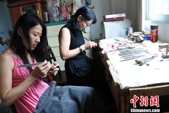 “姐妹花”坚守“江加走木偶头”:用匠心传承古老技艺(图1) “姐妹花”坚守“江加走木偶头”:用匠心传承古老技艺