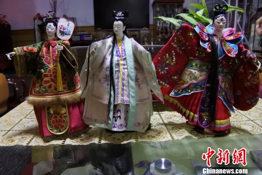 一组包括“白娘子”、“蜘蛛精”、“白骨精”等神怪人物的木偶头,是妹妹黄雪玲的新作。 廖静 摄 一组包括“白娘子”、“蜘蛛精”、“白骨精”等神怪人物的木偶头,是妹妹黄雪玲的新作。 廖静 摄