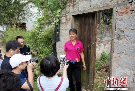 采访解救红军的王本生后人。　赵琳露 摄