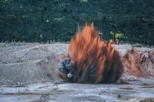 昆明警方集中销毁580公斤炸药14338枚雷管(图1)