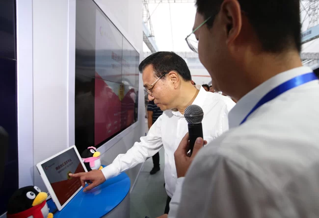 李克强双创周上为创业者“发红包”(图2) 李克强双创周上为创业者“发红包”(图2)