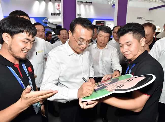 李克强双创周上为创业者“发红包”(图3) 李克强双创周上为创业者“发红包”(图3)