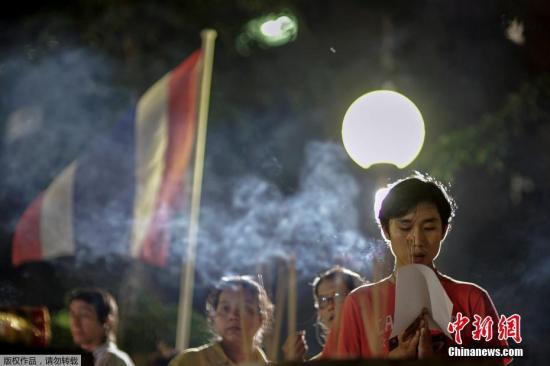 泰国国王去世民众悲泣晕倒 王储将暂缓继位(图2)